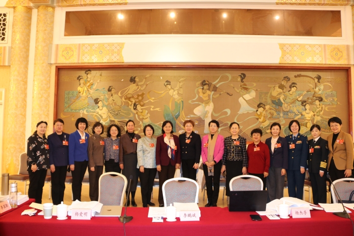 3月6日上午，全国政协十四届四次会议举行小组会议，讨论政府工作报告、审议政协常委会工作报告。图为全国政协医卫界部分女委员在会议休息期间合影。（记者李易真 摄）