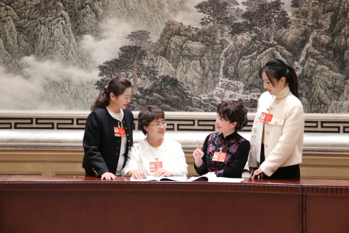 3月7日下午，十四届全国人大四次会议北京市代表团举行代表小组会议，审查计划报告和草案、预算报告和草案。会后，北京市代表团部分女代表在三八妇女节来临之际合影留念。（记者蒋红瑜 摄）