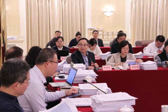 3月10日，全国政协十四届四次会议举行小组会议。图为全国政协医卫界别部分委员在小组会议上发言。（记者李易真 摄）