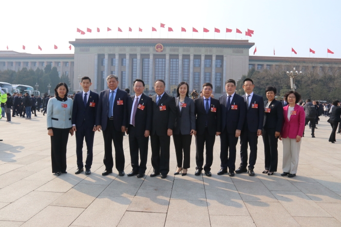 3月12日下午，十四届全国人大四次会议在京闭幕。图为全国人大代表、山东省眼科医院院长史伟云（左五）和部分代表在步入会场前合影留念。（记者蒋红瑜 摄）