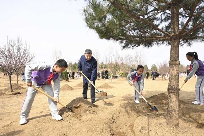 3月30日，党和国家领导人习近平、李强、赵乐际、王沪宁、蔡奇、丁薛祥、李希等来到北京市昌平区百善镇参加首都义务植树活动。这是习近平同大家一起植树。新华社记者 燕雁 摄