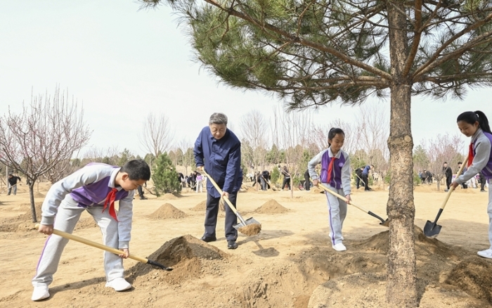 3月30日，党和国家领导人习近平、李强、赵乐际、王沪宁、蔡奇、丁薛祥、李希等来到北京市昌平区百善镇参加首都义务植树活动。这是习近平同大家一起植树。新华社记者 谢环驰 摄