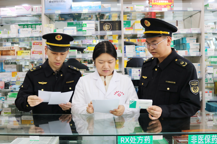图为该局监管人员在一家药店检查。