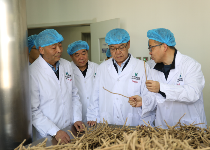 图为调研组在一家中药生产企业的前处理提取车间了解中药注射剂智能化平台建设情况。（杨喆 摄）