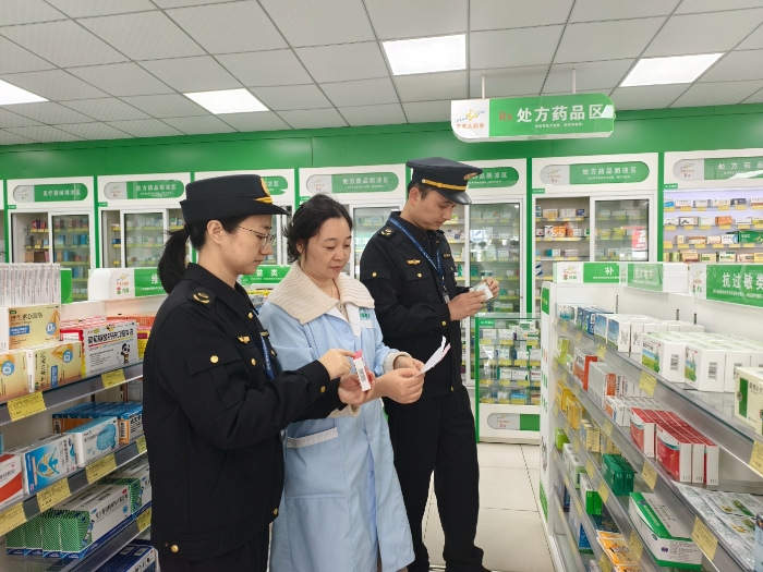 图为该局执法人员在一家药店内检查相关抗过敏药品。（李瑶 孙建新 摄）