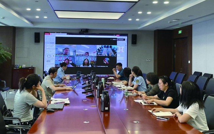 2025年7月，北京市药监局第三分局和天津市药监局第一监管办联合举办化妆品监管经验交流分享会。会上，参会人员交流联合检查经验，为后续协同监管工作夯实基础。 赵诗迪 摄