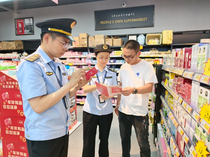 图为该局执法人员在一家商超内对其经销的防晒化妆品外包装上标注的相关信息进行仔细核查。(李瑶 孙建新 摄) 图为该局执法人员在一家商超内对其经销的防晒化妆品外包装上标注的相关信息进行仔细核查。(李瑶 孙建新 摄)