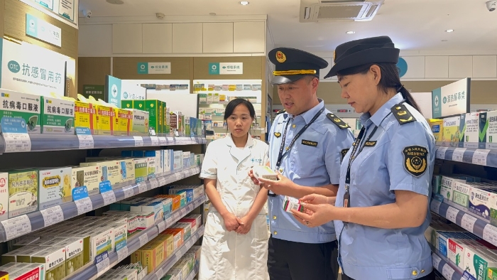 图为该局执法人员在校园附近的一家药店检查药品质量和经营情况。(韩吴琦 摄) 图为该局执法人员在校园附近的一家药店检查药品质量和经营情况。(韩吴琦 摄)