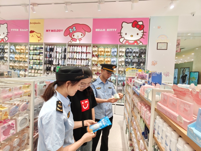 浙江安吉开展儿童化妆品专项执法检查1 浙江安吉开展儿童化妆品专项执法检查1