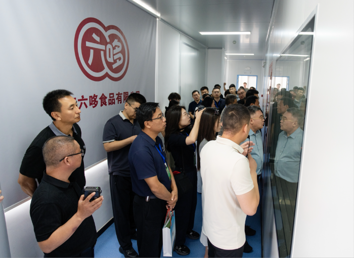 媒体采访团深入代表性企业实地探访。吴金奥摄 媒体采访团深入代表性企业实地探访。吴金奥摄