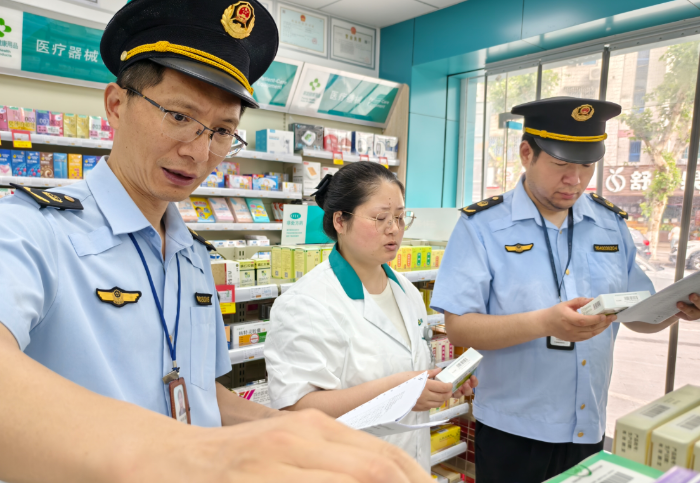 图为该局执法人员正在一家药店对其在售药品进销货记录及外包装标注的相关信息进行仔细核查。(朱珍利 孙建新 摄) 图为该局执法人员正在一家药店对其在售药品进销货记录及外包装标注的相关信息进行仔细核查。(朱珍利 孙建新 摄)