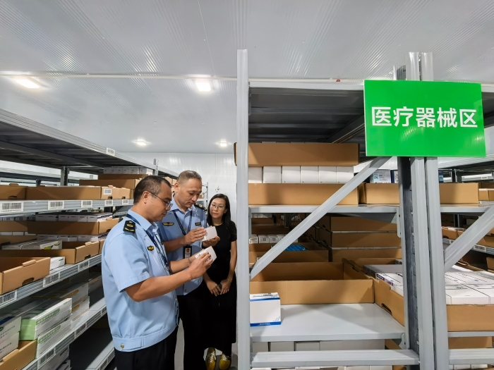 执法人员在一家医疗器械经营企业仓库开展现场检查。（通讯员何正君 摄）
